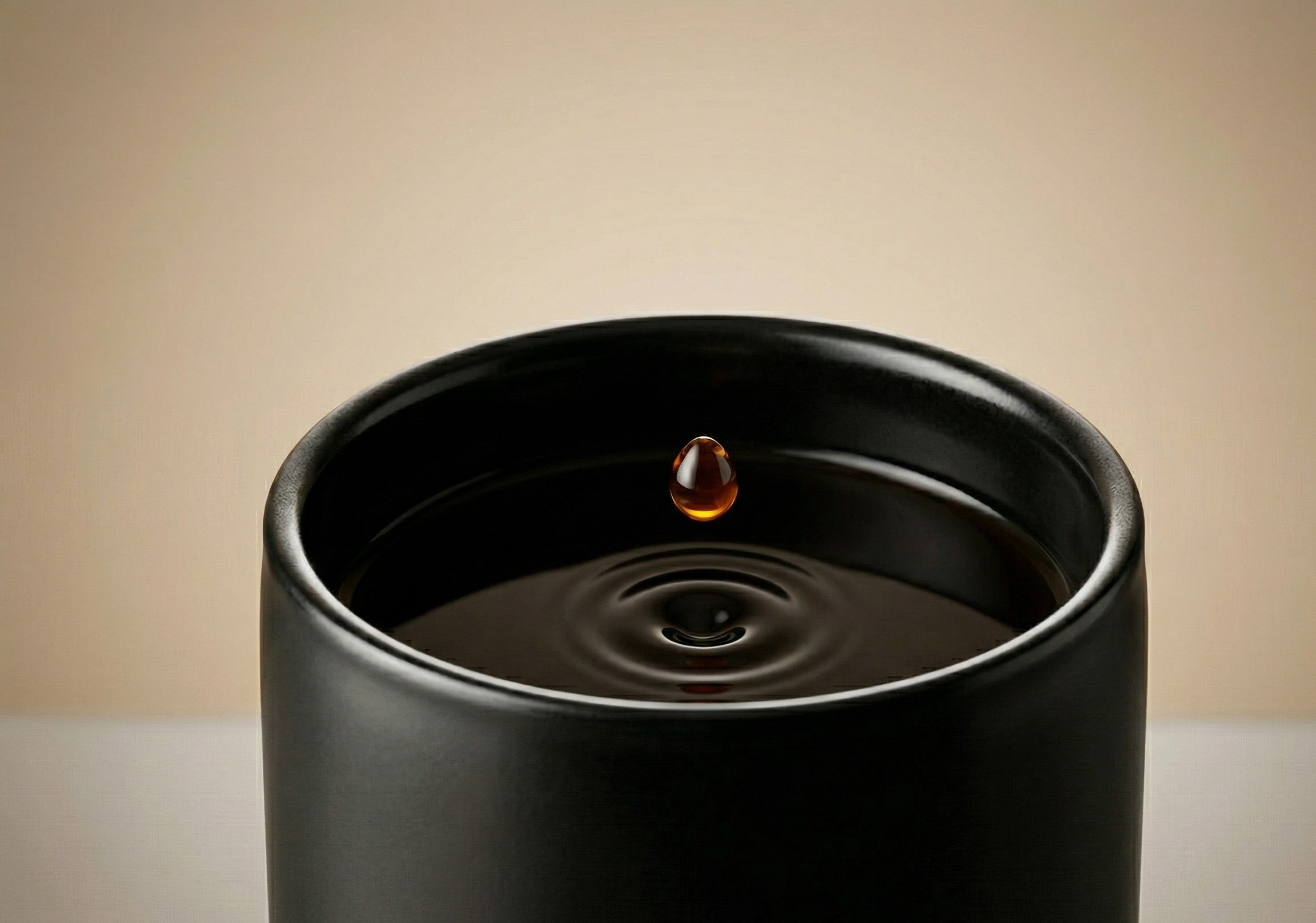 Een close-up foto van een druppel koffie die in de sippli thermosbeker valt