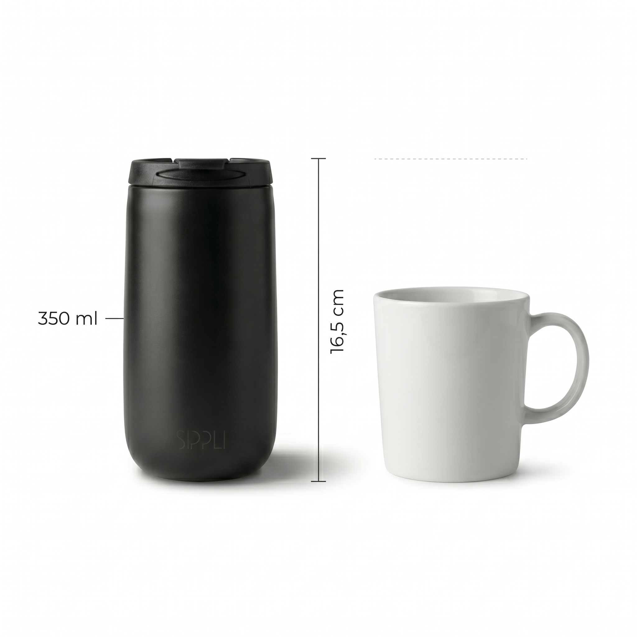 De Sippli Desk Ceramic naast een kopje koffie om de hoogte van 16,5 cm aan te geven.