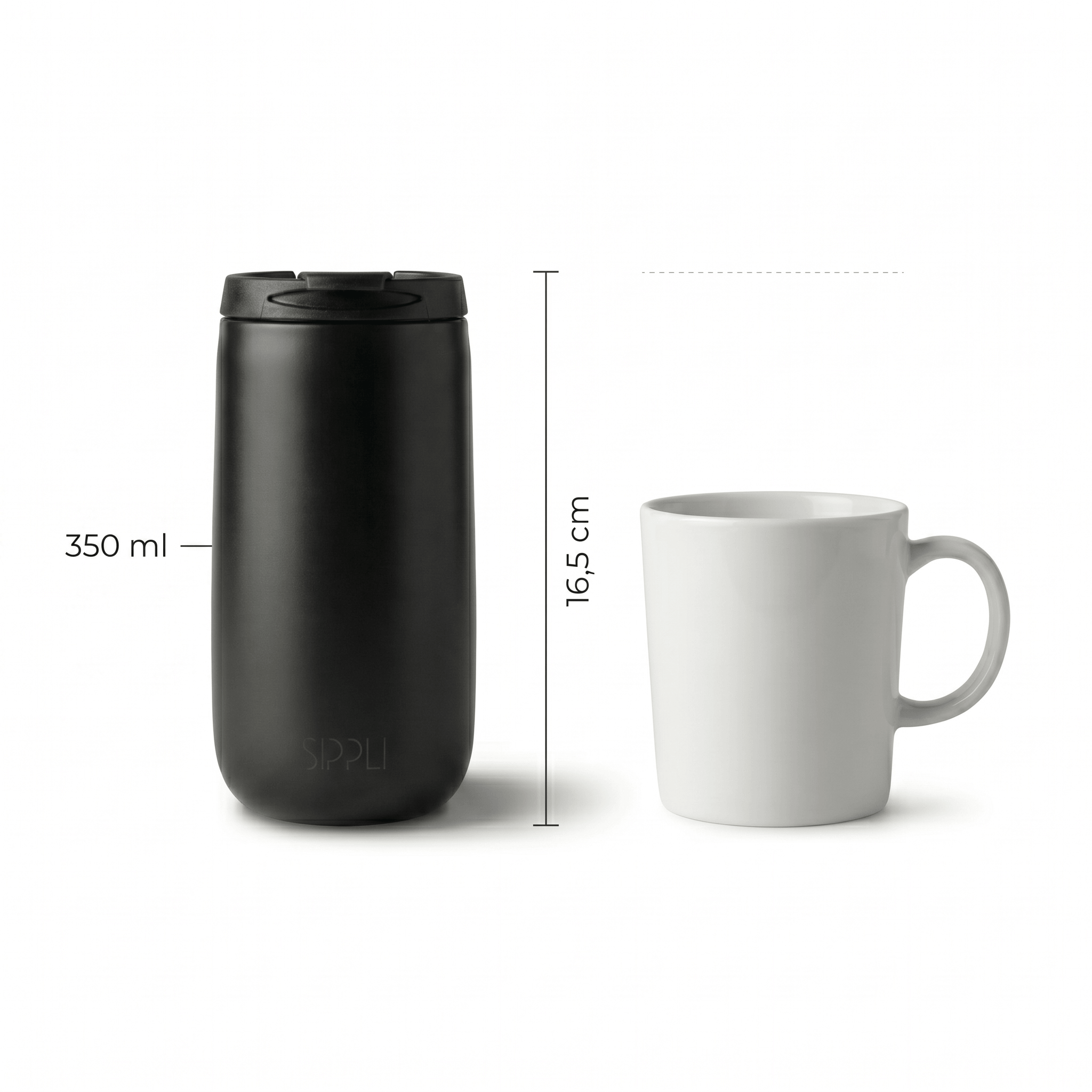 De Sippli Desk Ceramic naast een kopje koffie om de hoogte van 16,5 cm aan te geven.