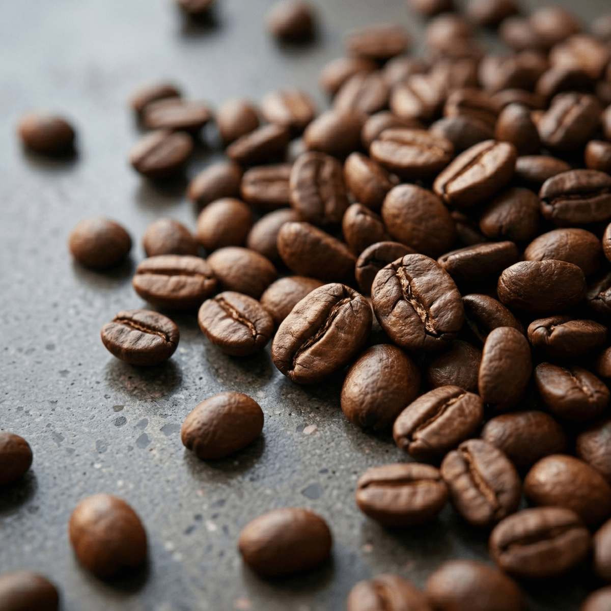 Detailshot koffiebonen op aanrecht